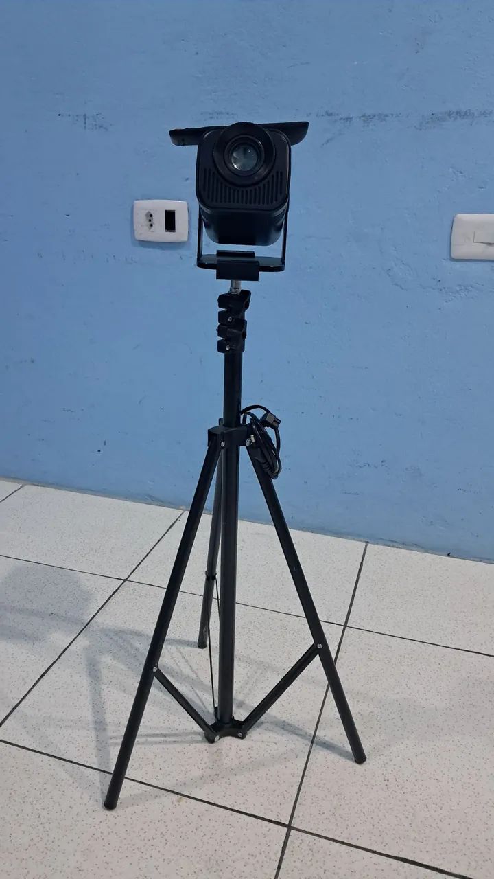 Projetor com tripé hy320