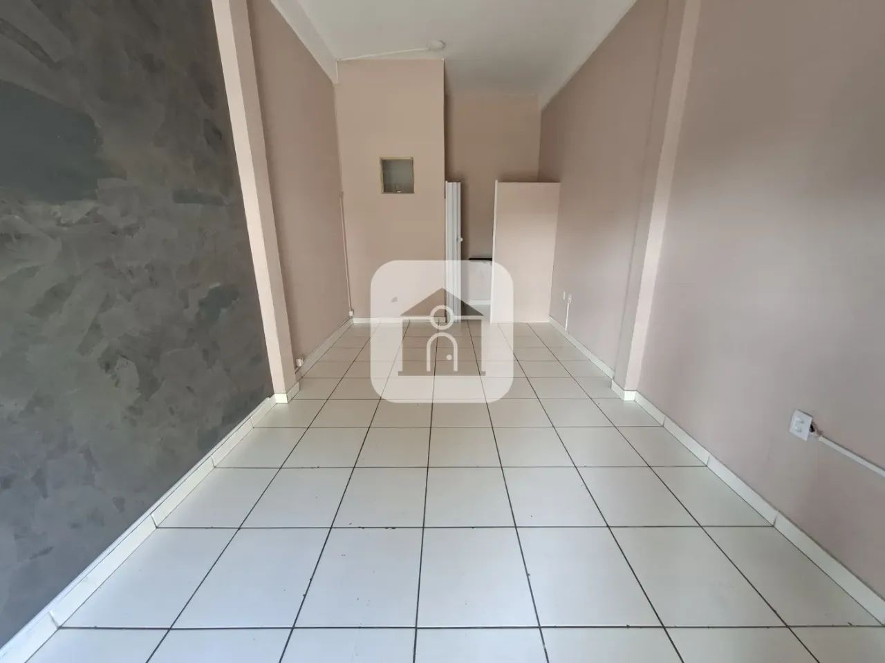 Cômodo comercial para locação no bairro Planalto