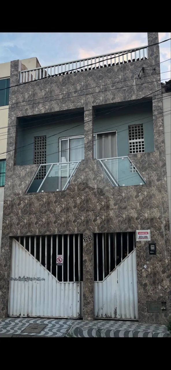 Vende se um triplex. 