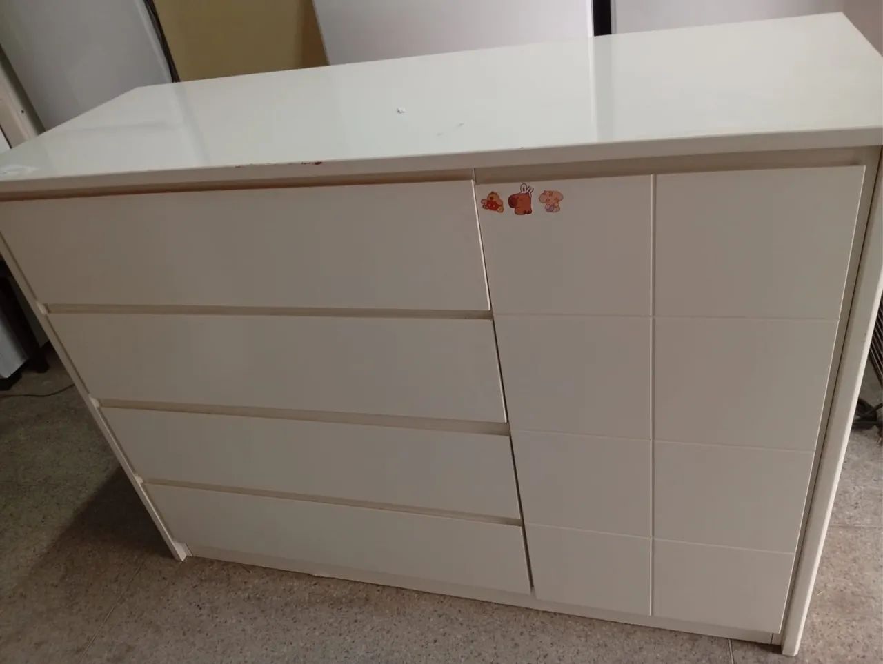 Cômoda em 4 gavetas e porta em madeira 