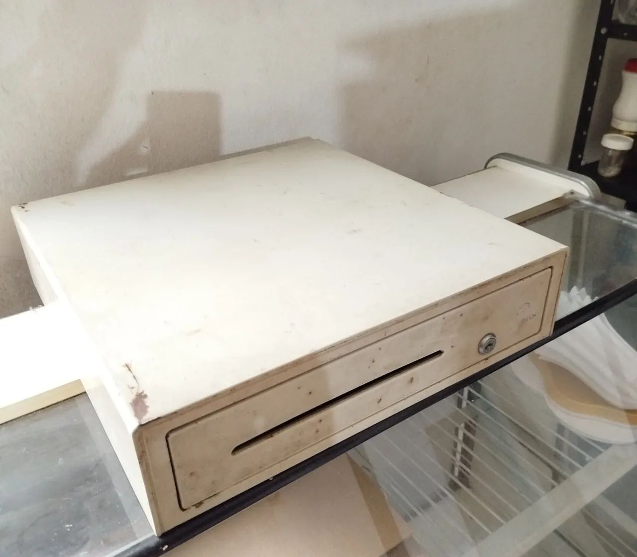 Gaveta para dinheiro de aço.