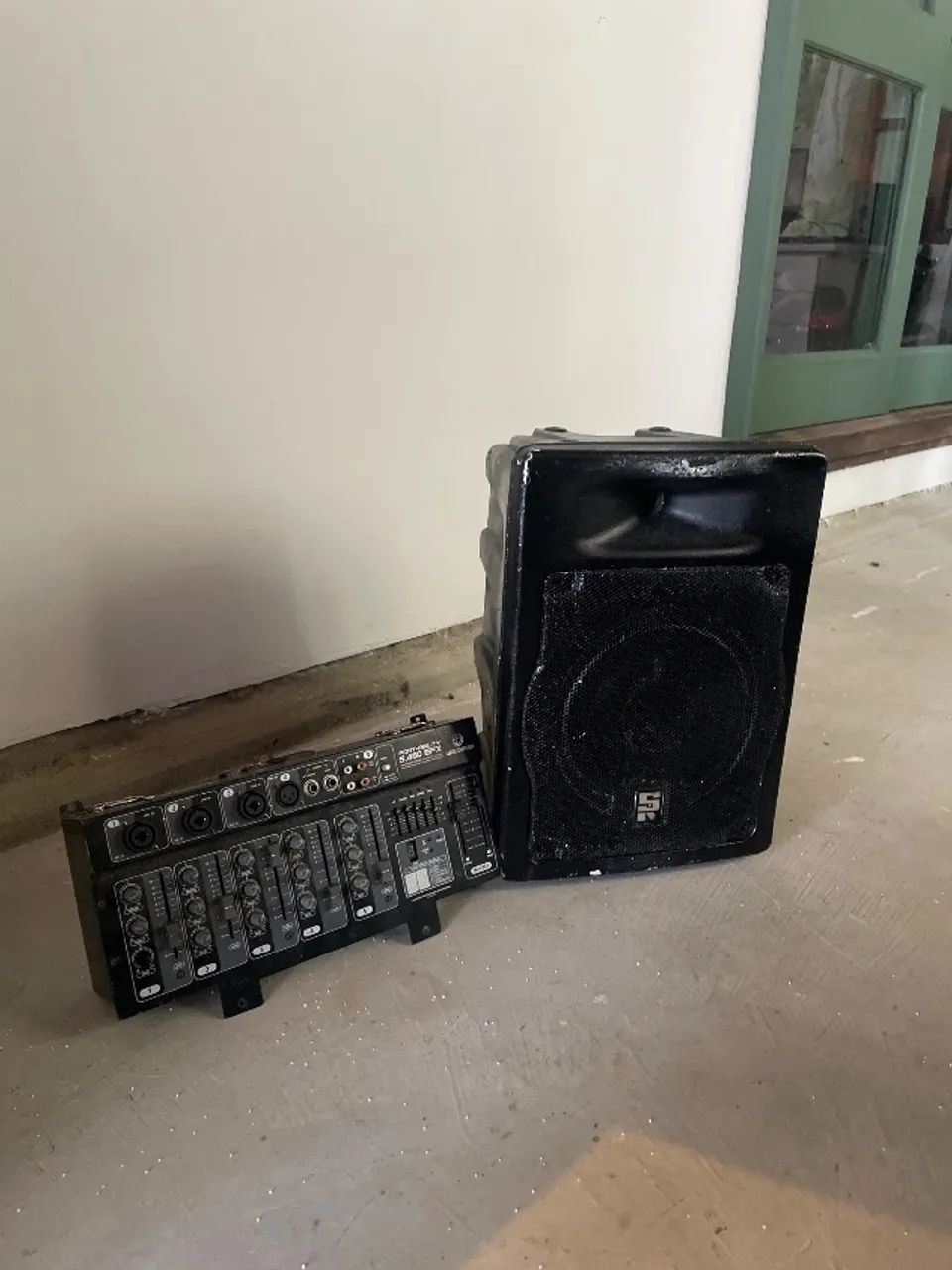 Mesa de som+ caixa de som 