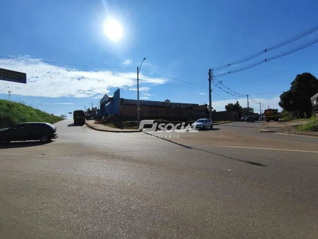 TERRENO DE ESQUINA COM ÓTIMA LOCALIZAÇÃO - Foto 2