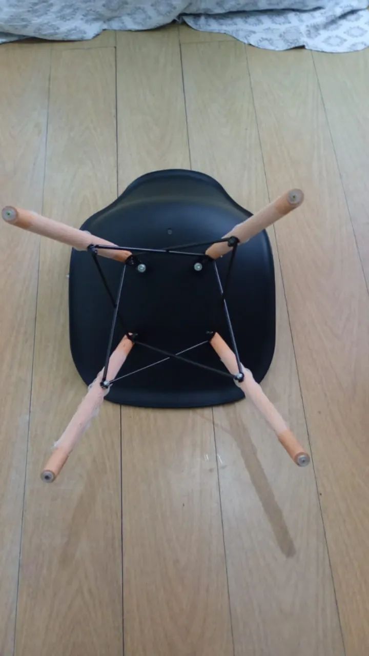 Mesa de jantar Eiffel com 4 cadeiras - Em ótimo estado . - Foto 3