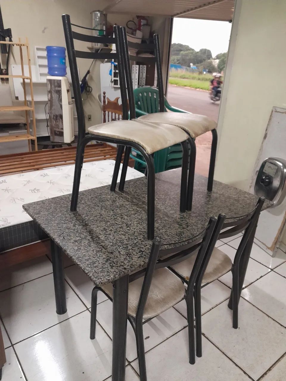 MESA MÁRMORE COM 4 CADEIRAS 