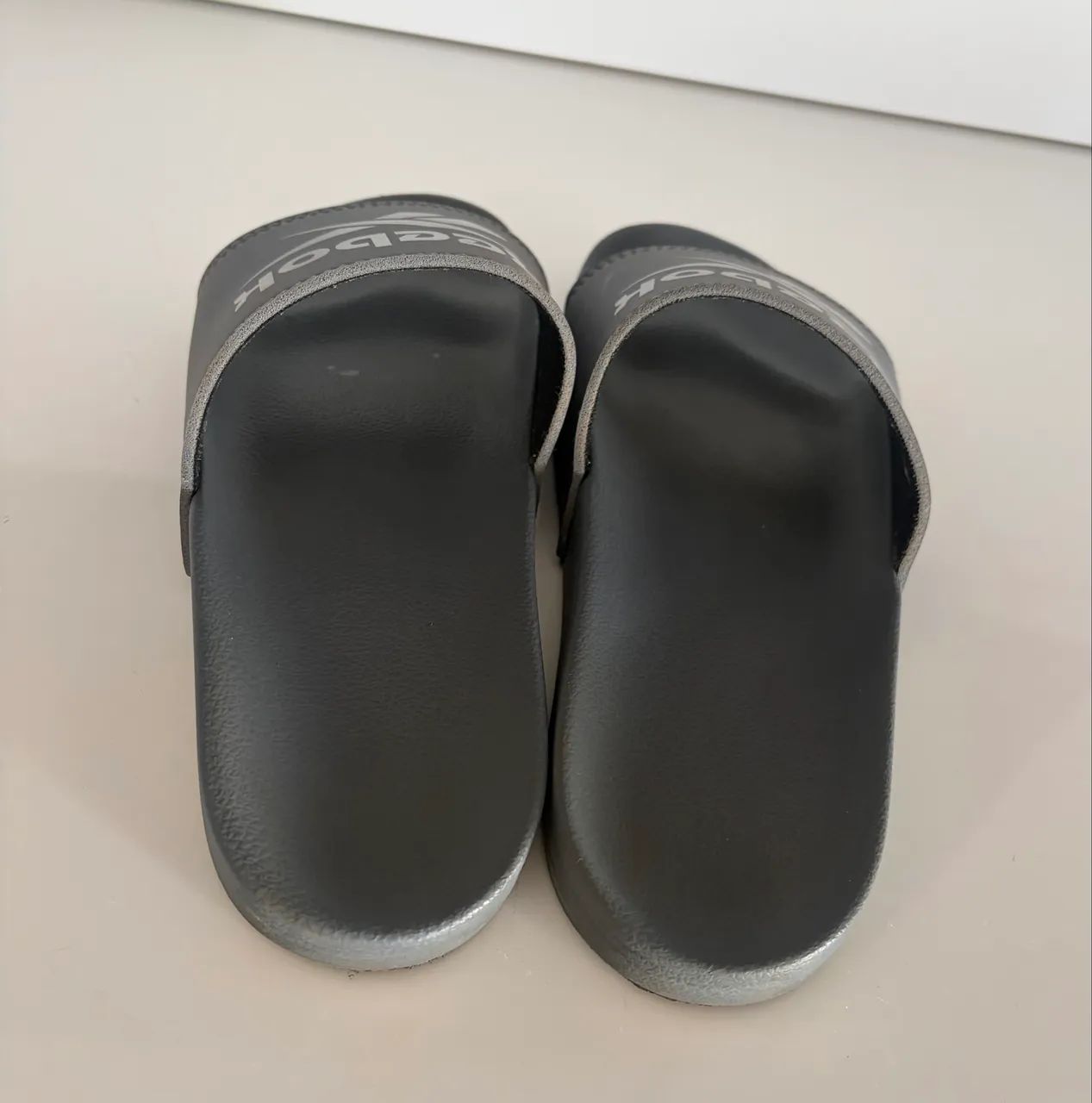 Chinelo Reebok -cinza  - Foto 4