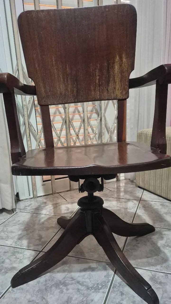 Cadeira com mais de 100 anos, perfeita com toda ferragem funcionando  - Foto 3