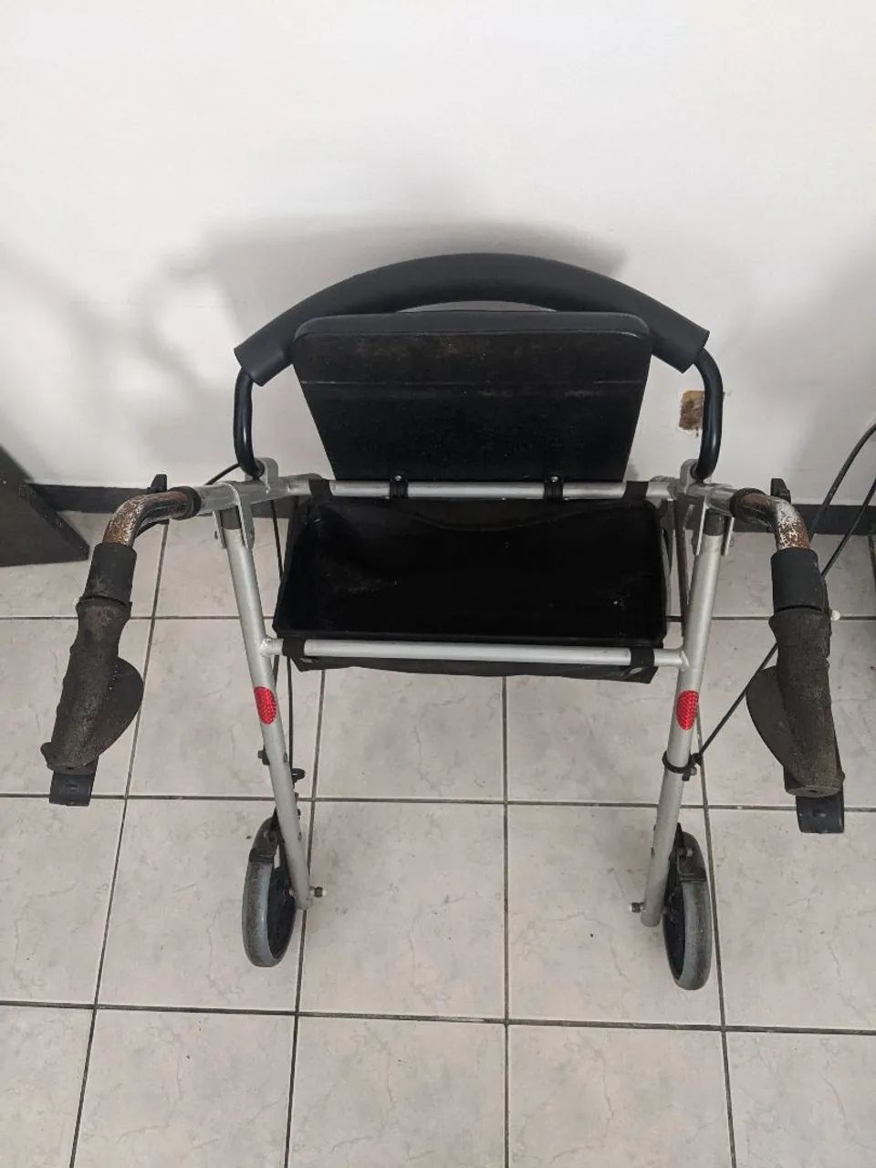 Andador 4 rodas com banco e bolsa