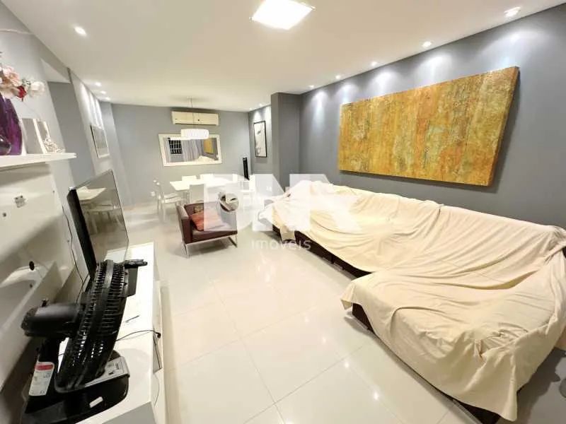 Três quartos com suíte reformado e mobiliado colado na praia - Foto 2