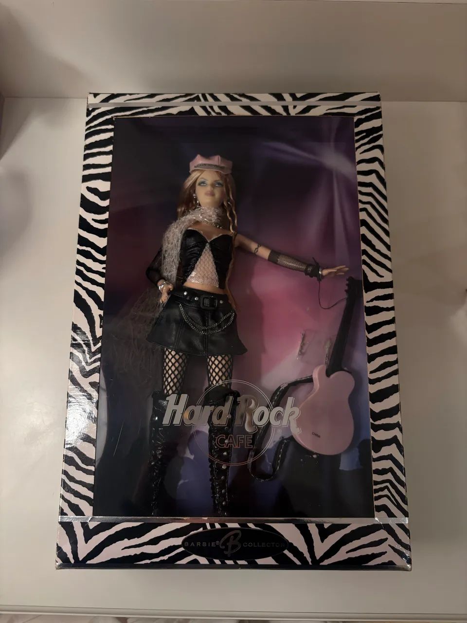 Boneca Barbie Hard Rock Cafe 2004 Silver Label Mattel - Foto 2