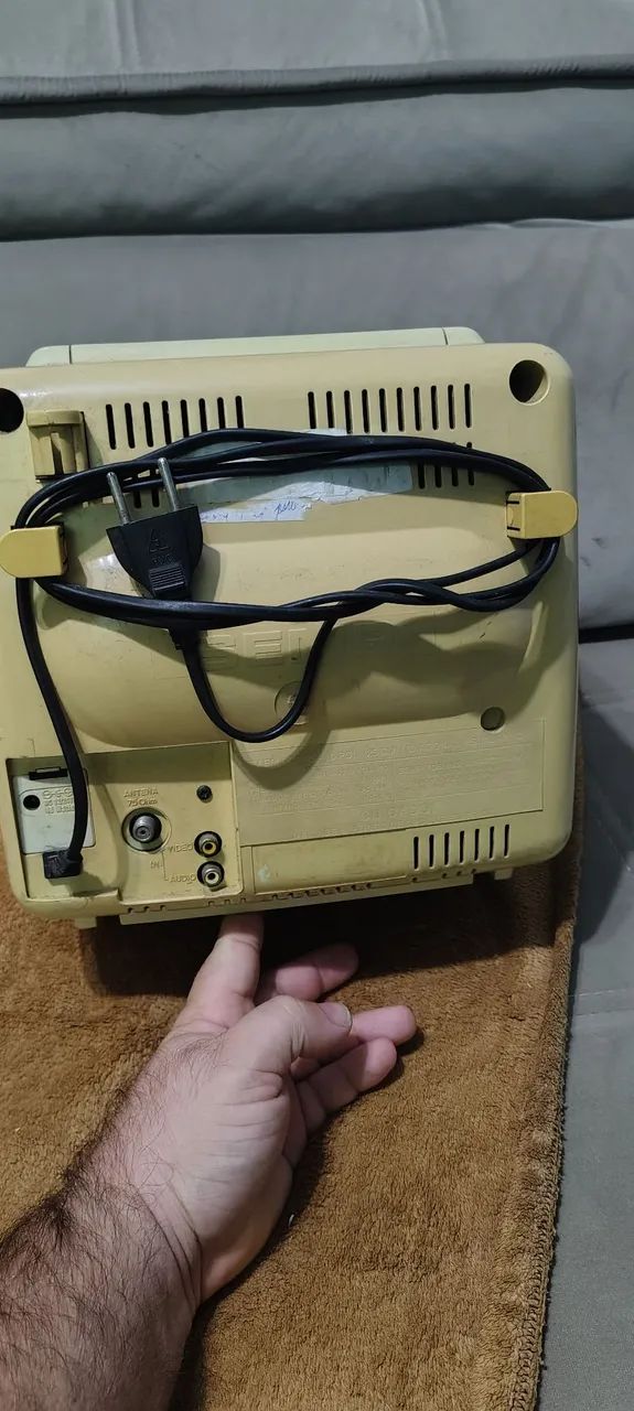 tv 10 polegadas funcionando porém o som tá muito baixo  - Foto 2