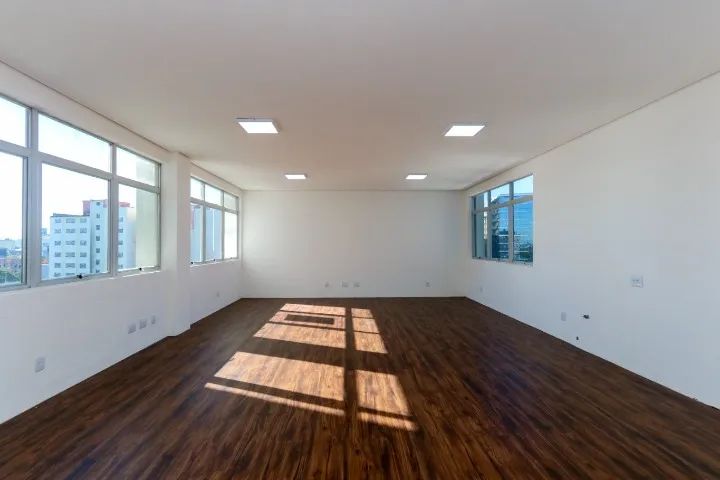 SALA COMERCIAL EXCLUSIVA | AMPLA, REFORMADA E ENSOLARADA | 7º ANDAR - Foto 2