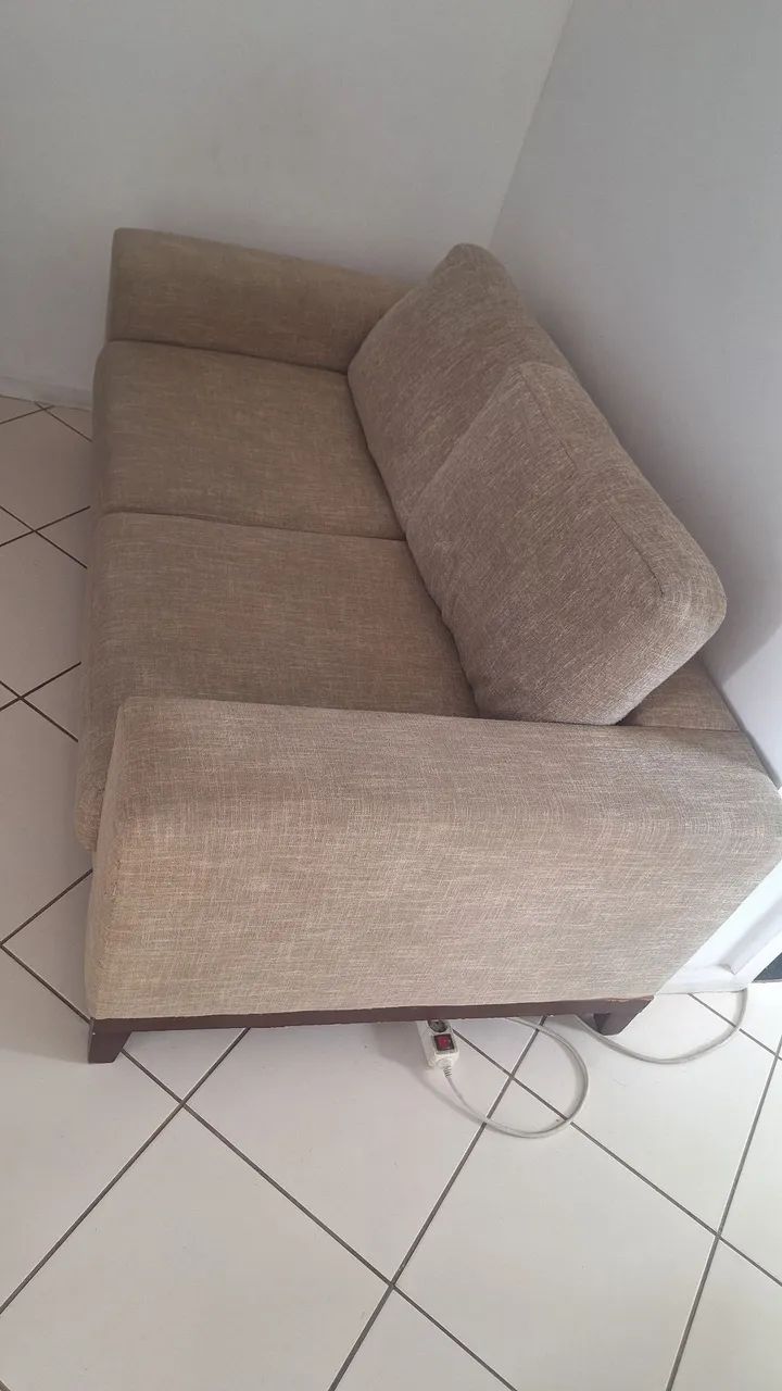 Selling a two-seater sofa.463752754554490882