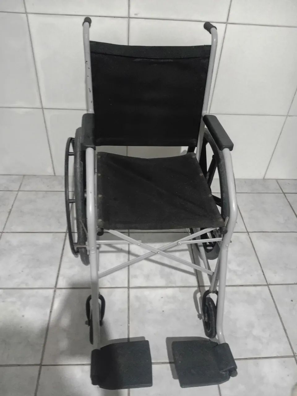 CADEIRA DE RODAS POUCO USADA
