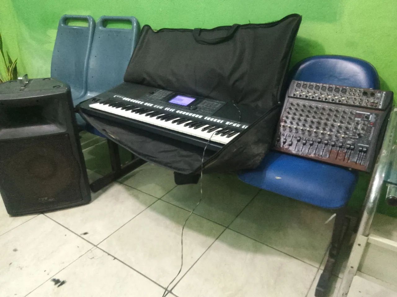 Teclado original mesa e caixa de som