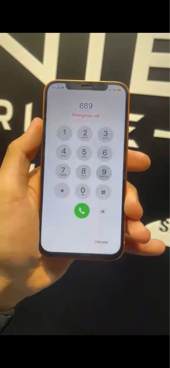 iPhone 12 na carcaça do 17 Pro 
