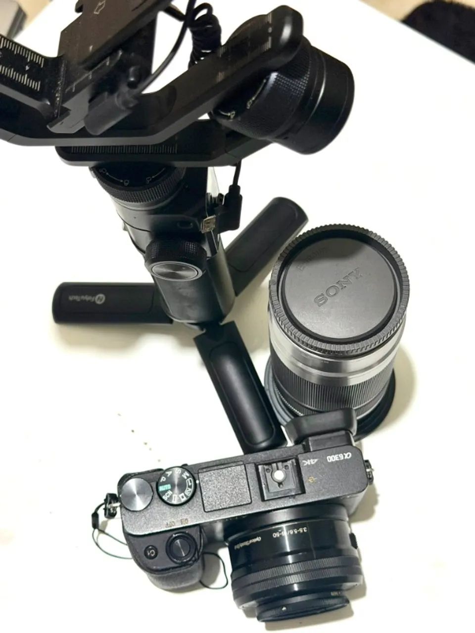 camera sony a6300+gimbal e lentes - Foto 2