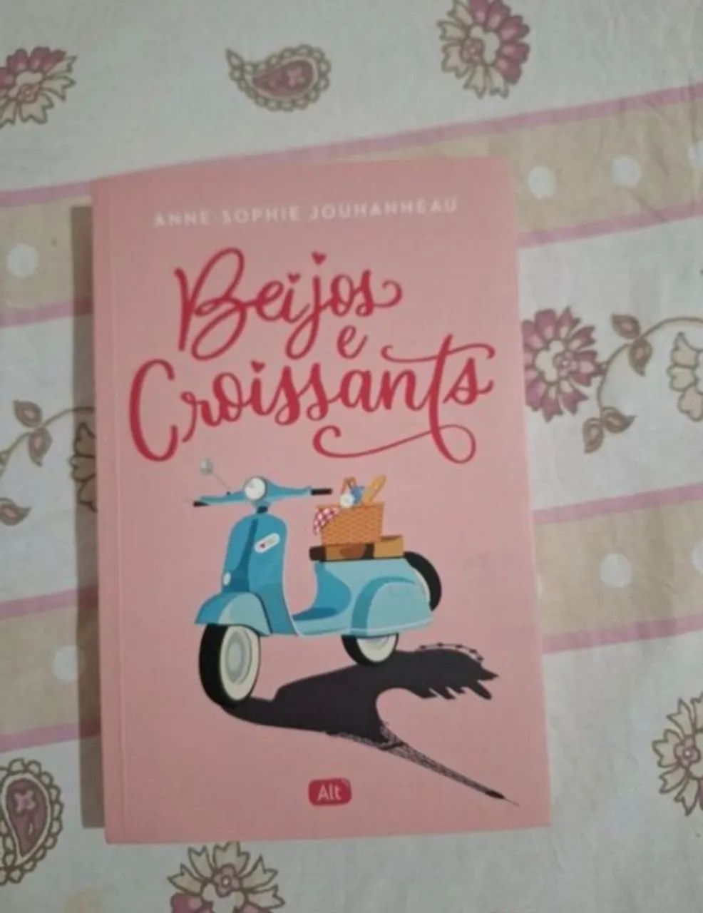 Livro beijos e croissants 