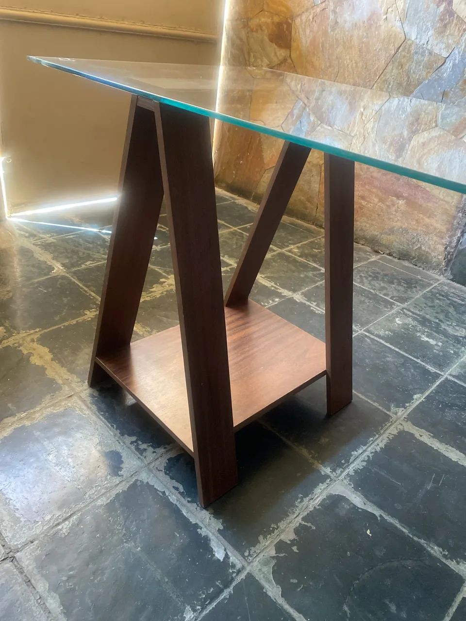 Mesa com cavaletes de madeira com tampo de vidro - Foto 2