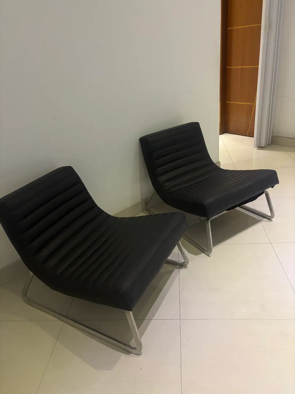 Par de  poltronas decorativas revestido em couro legítimo e pés em  e alumínio  - Foto 3