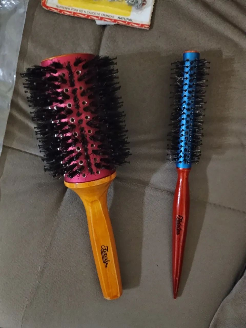 Kit com 02 Escovas de cabelo + acessórios  - Foto 2
