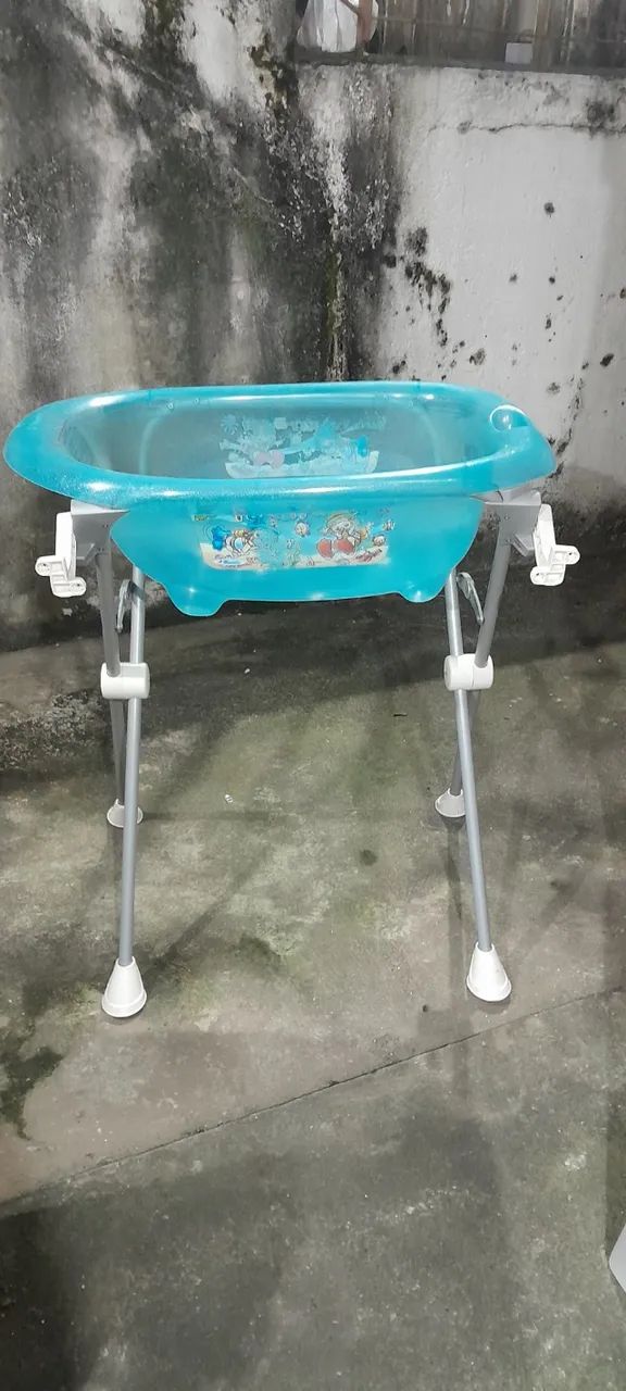Banheira de bebê com suporte