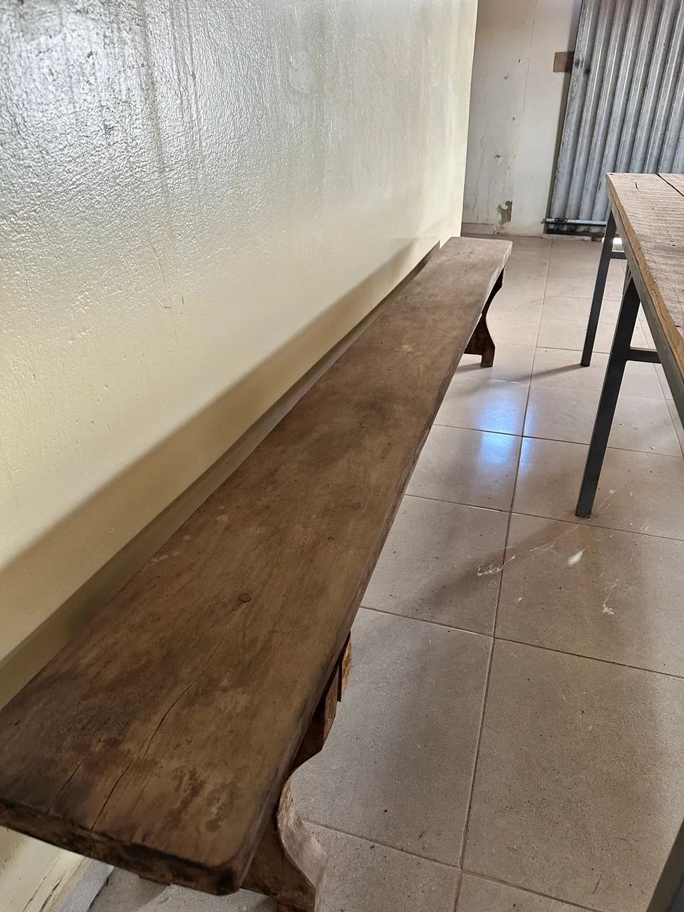 Vendo mesa com bancos de madeira  - Foto 2