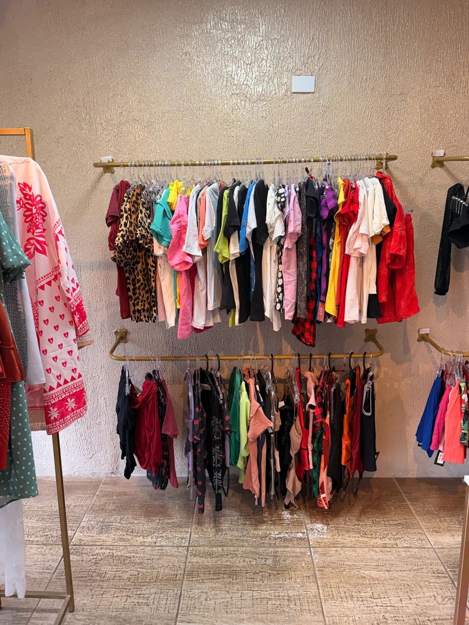 Arara para Roupas em ferro a partir de 80,00 temos várias peças  - Foto 3