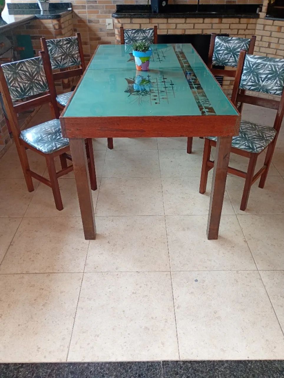 Mesa com seis cadeiras 