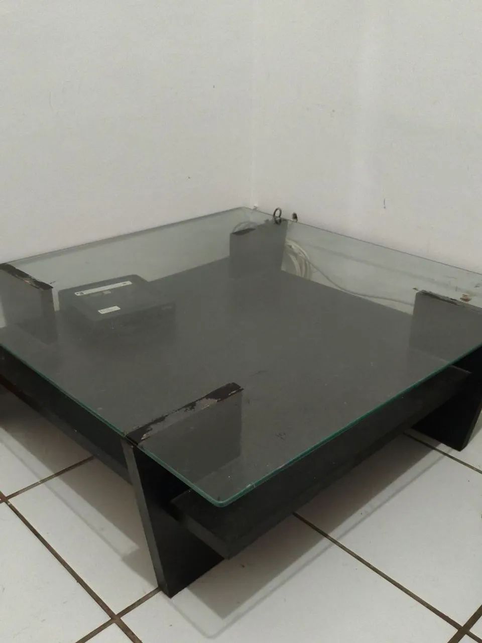 Mesa de centro madeira maciça com tampo de vidro