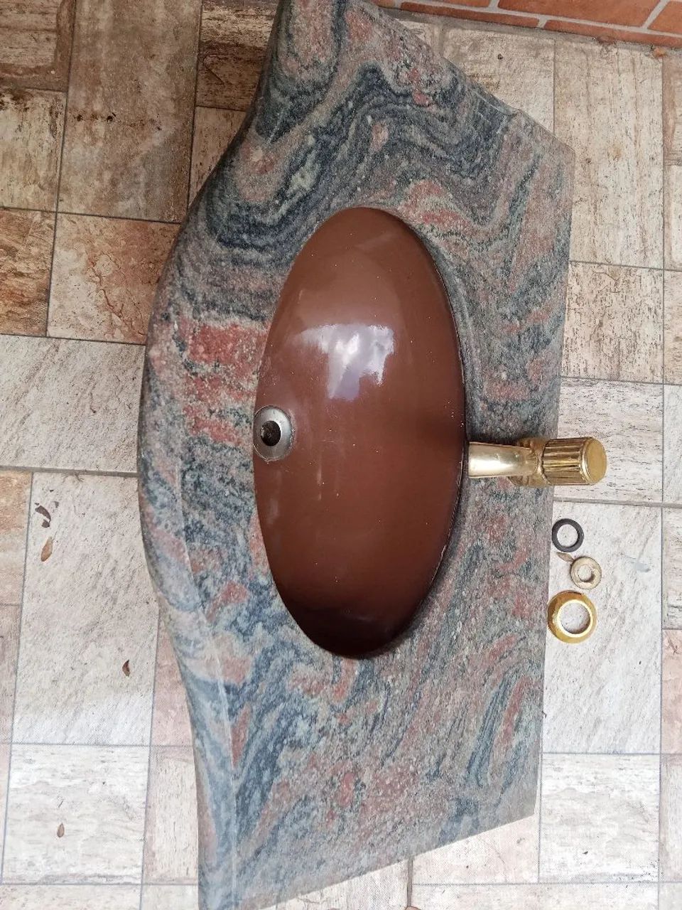 Pia com granito rosa e cinza escuro torneira dourada linda 150 - Foto 2