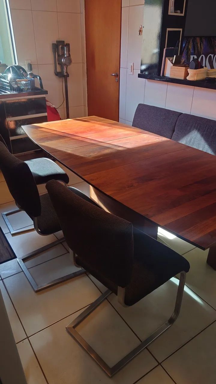Mesa em madeira maciça cadeira e banco 