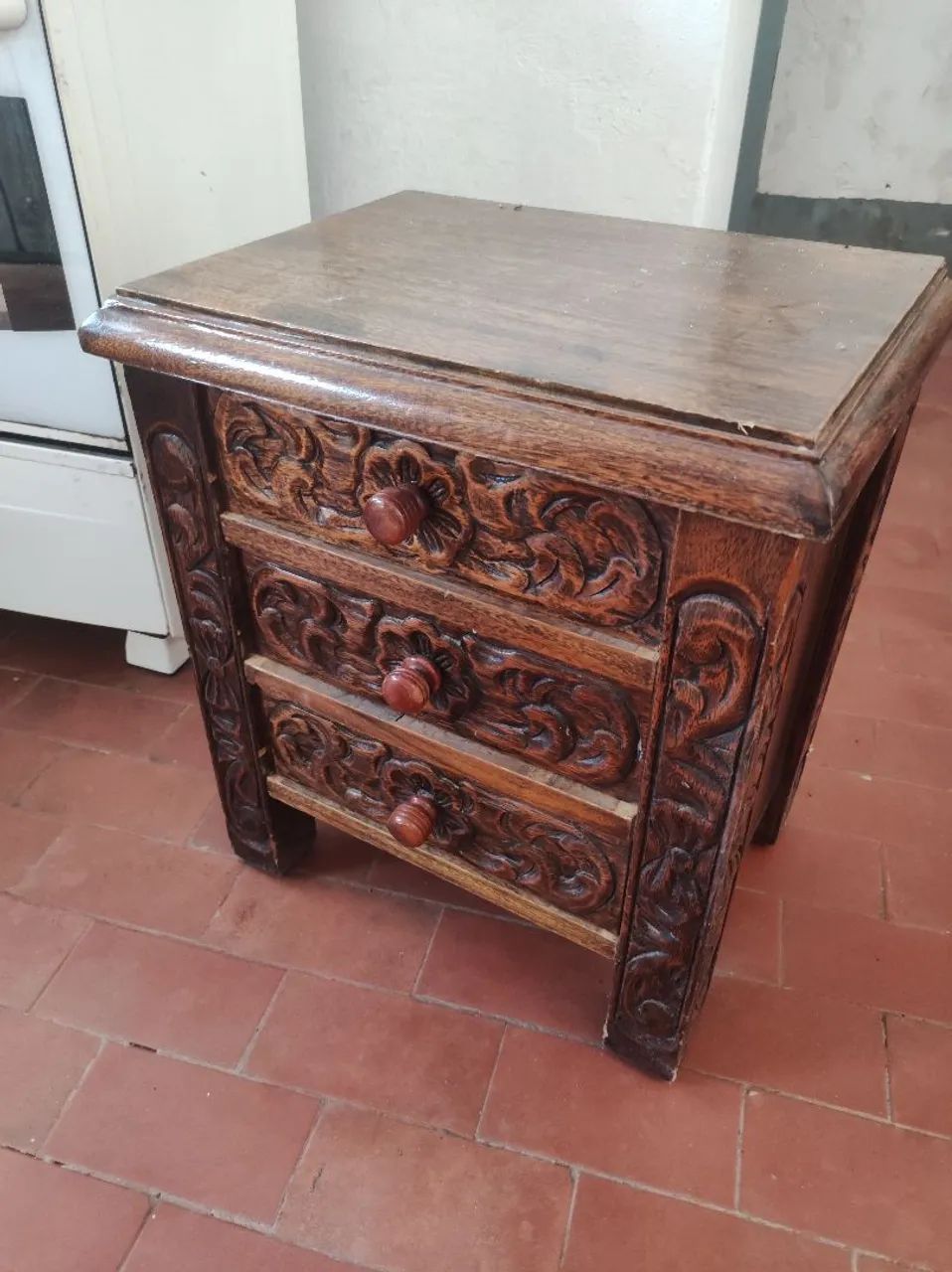 Mesa de cabeceira entalhada, antiga  - Foto 2