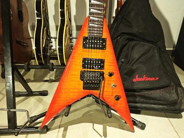 バカラ　フィギュリン　三賢者　キング Guitarra Jackson King V3 (Kv3) Japan -Amber Sunburst 1998 c/ Bag