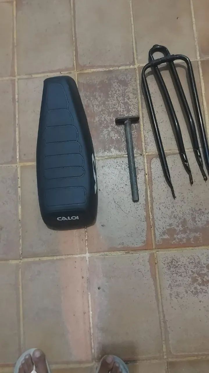 Vende-se: Bagageiro de bicicleta completo (acompanha suporte, pino e assento). - Foto 4