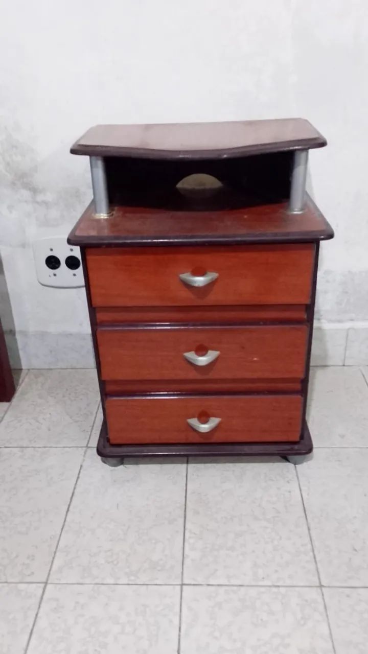 Mesa de Cabeceira com 3 gavetas