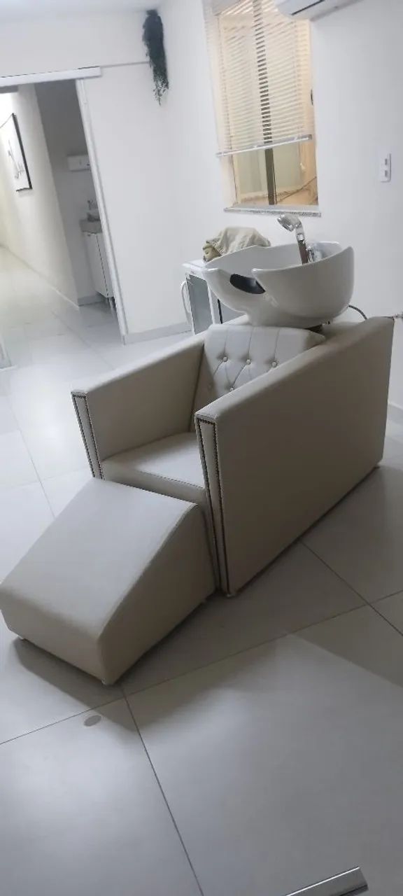Cadeiras e lavatório elegante e sofisticado para salão de cabeleireiro.. - Foto 2