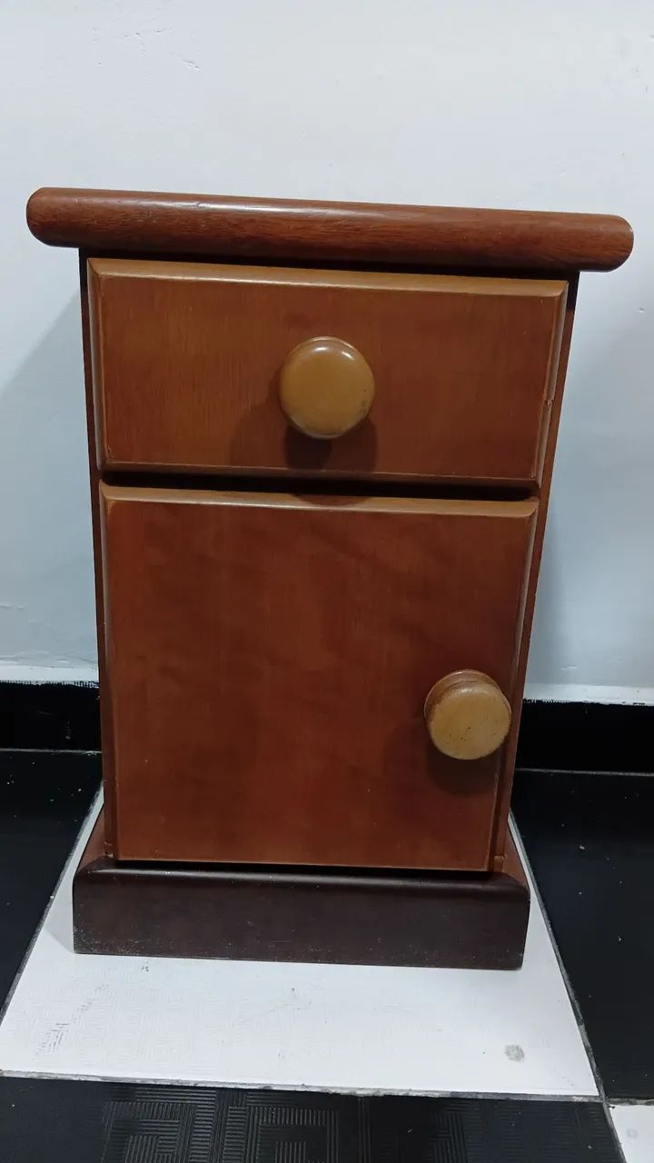 Mesa de Cabeceira em Madeira Maciça (Criado-Mudo)