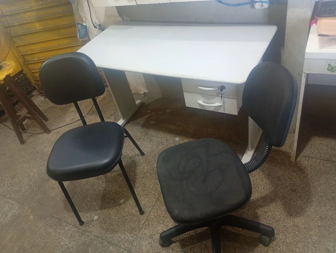 Duas cadeiras e uma mesa com duas gavetas e chave de escritório - Foto 2