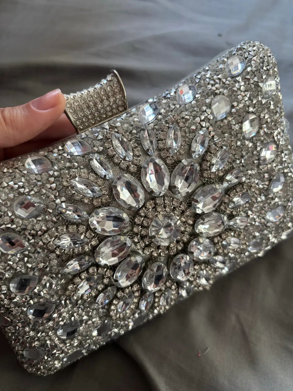 Bolsa de mão de pedraria