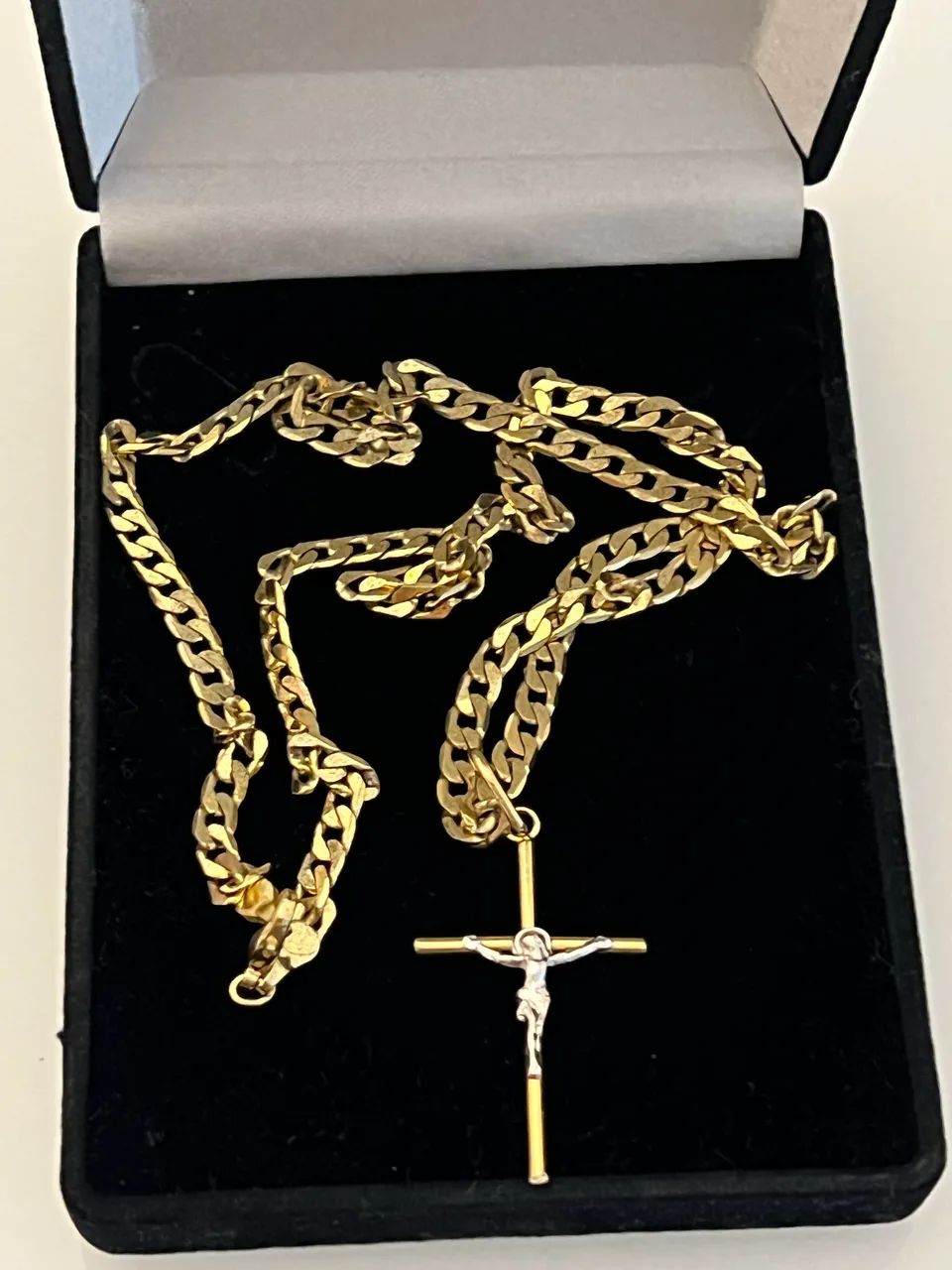 Corrente em aço banhada a ouro com crusifixo 