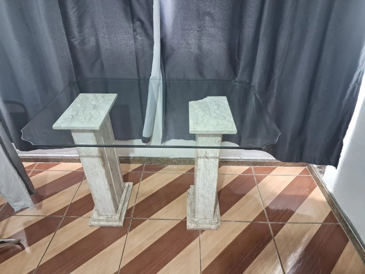 Vendo mesa de mármore com tampo de vidro. - Foto 3