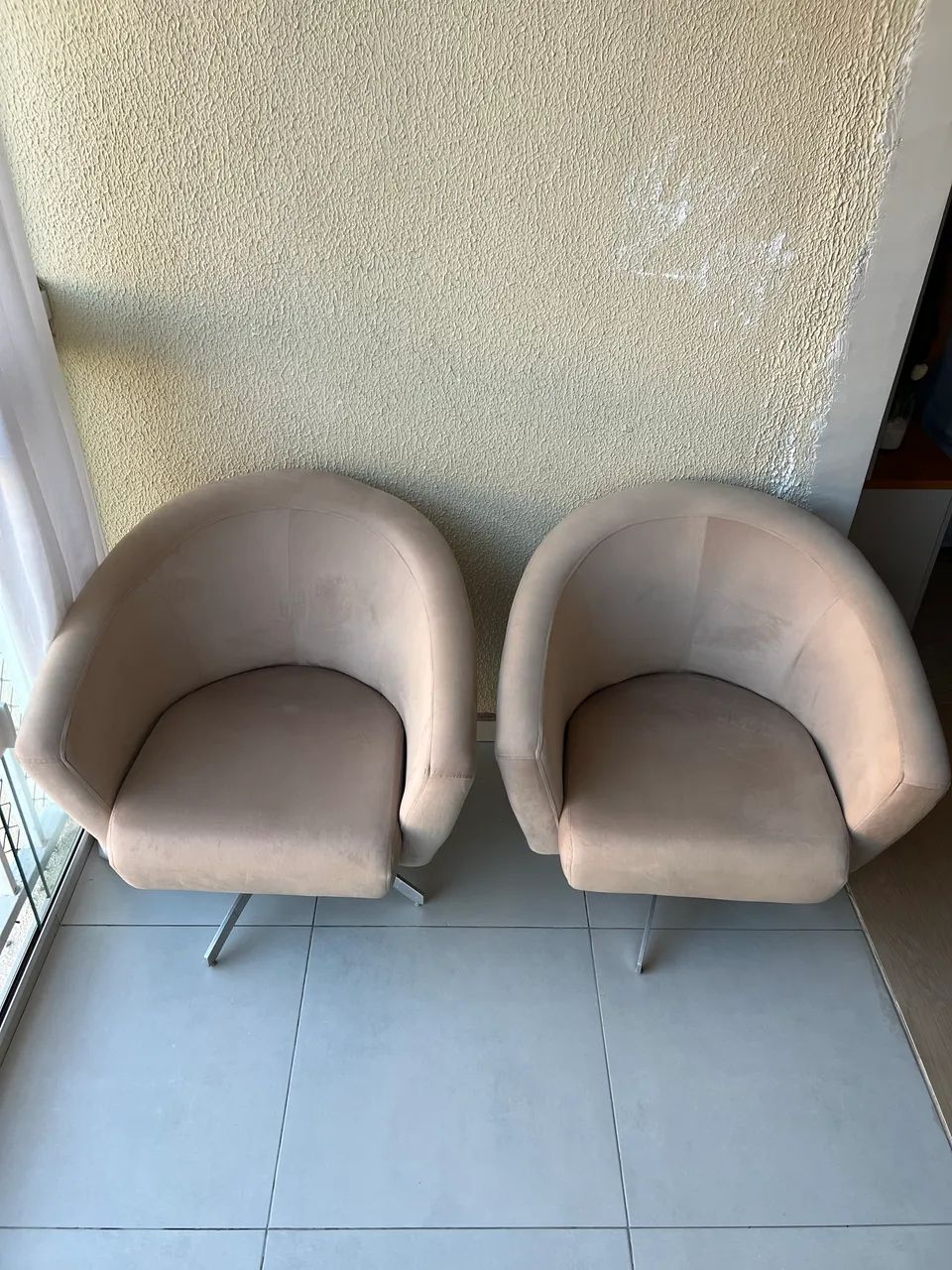Poltrona Giratória Stella Bouclê Bege pés em aço. - Foto 5