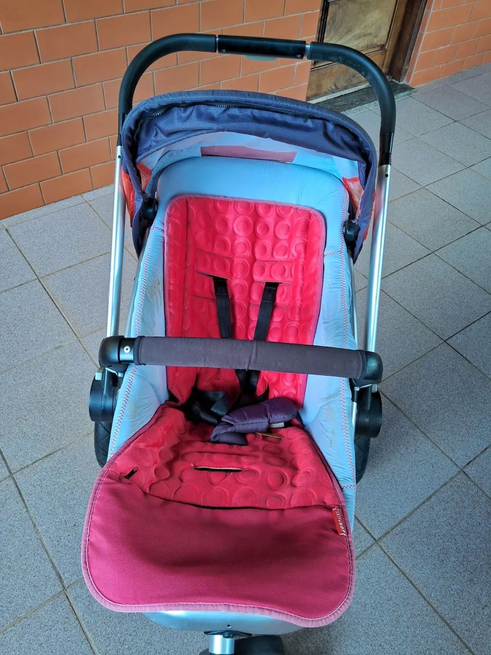 Carrinho de bebê marca Quinny - Foto 2