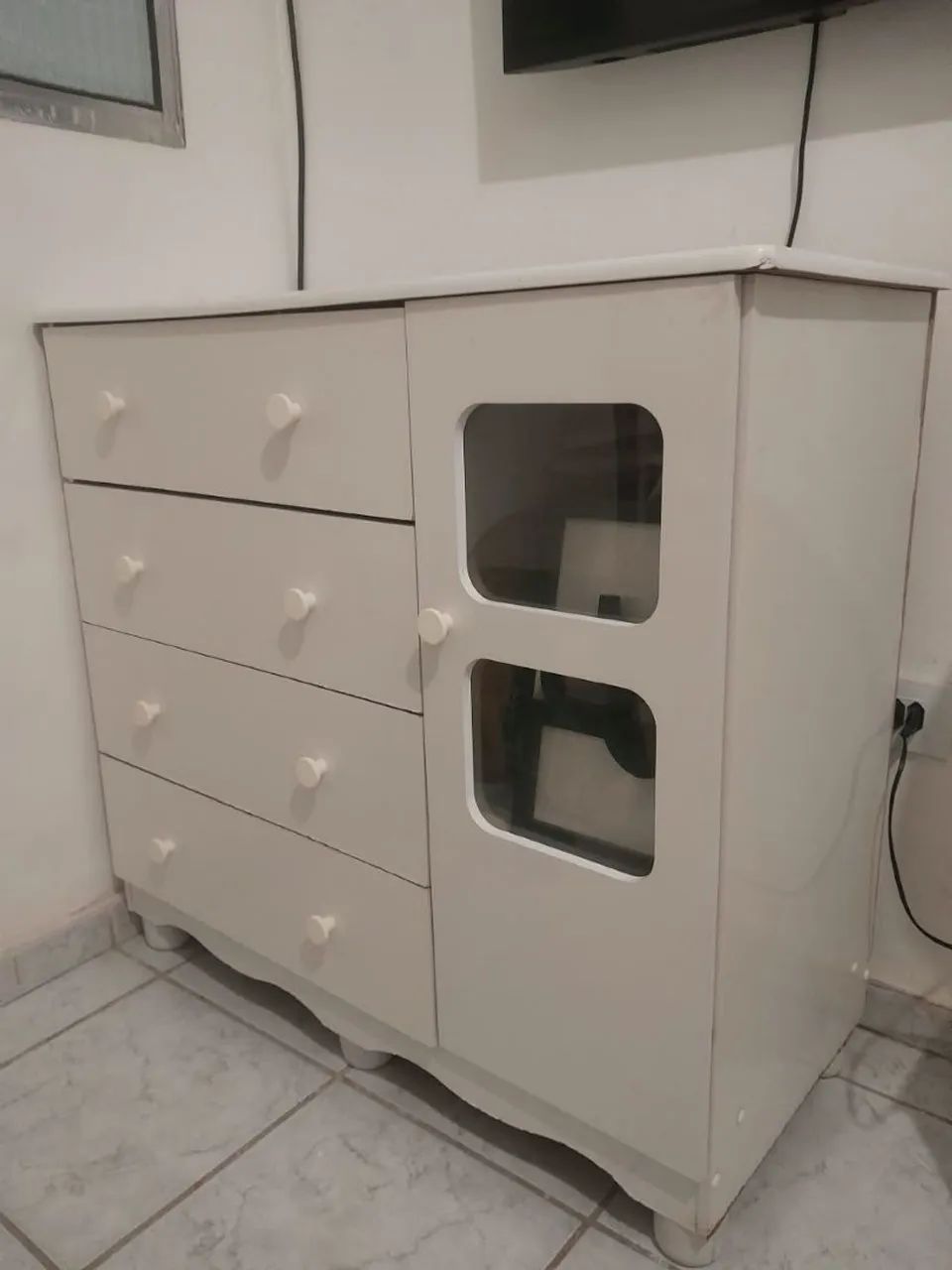 Cômoda com quatro gavetão 