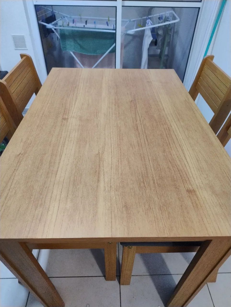 Mesa retangular em MDF com 4 cadeiras estofadas - Foto 2