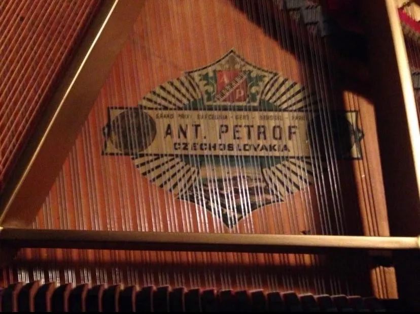 Piano de cauda Petrof  - Foto 4
