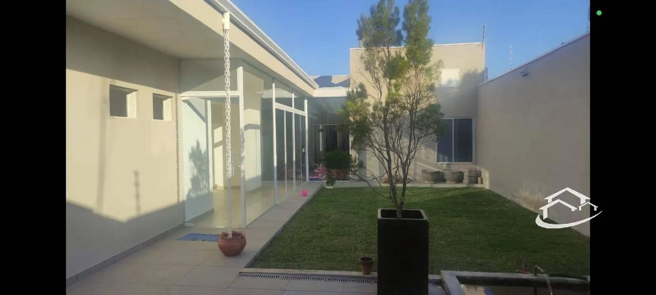 Casa com Móveis Planejados em Lorena à Venda