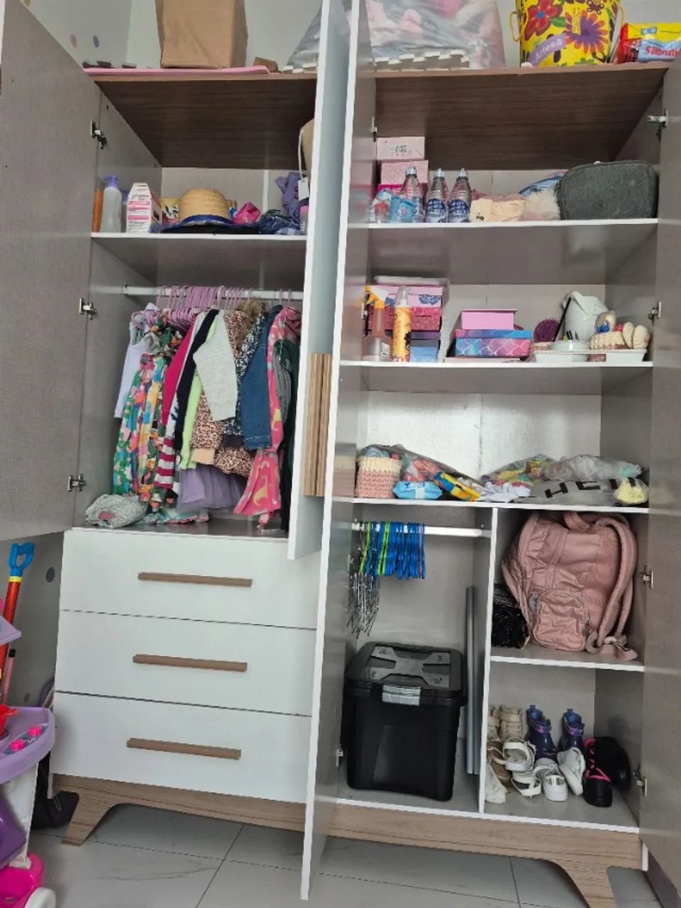 Guarda-roupas e cama infantil