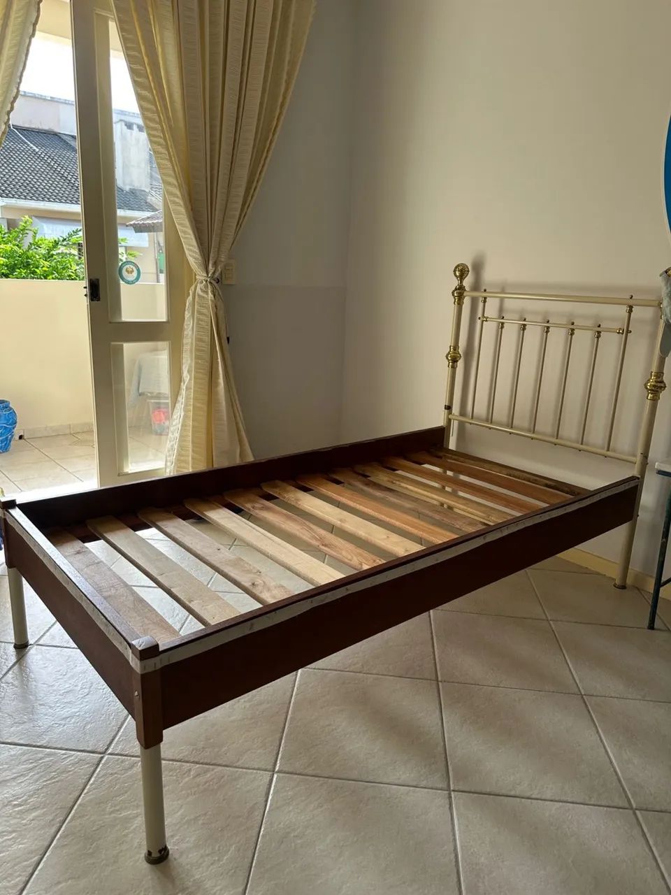 2 camas solteiro + 2 colchões solteiro